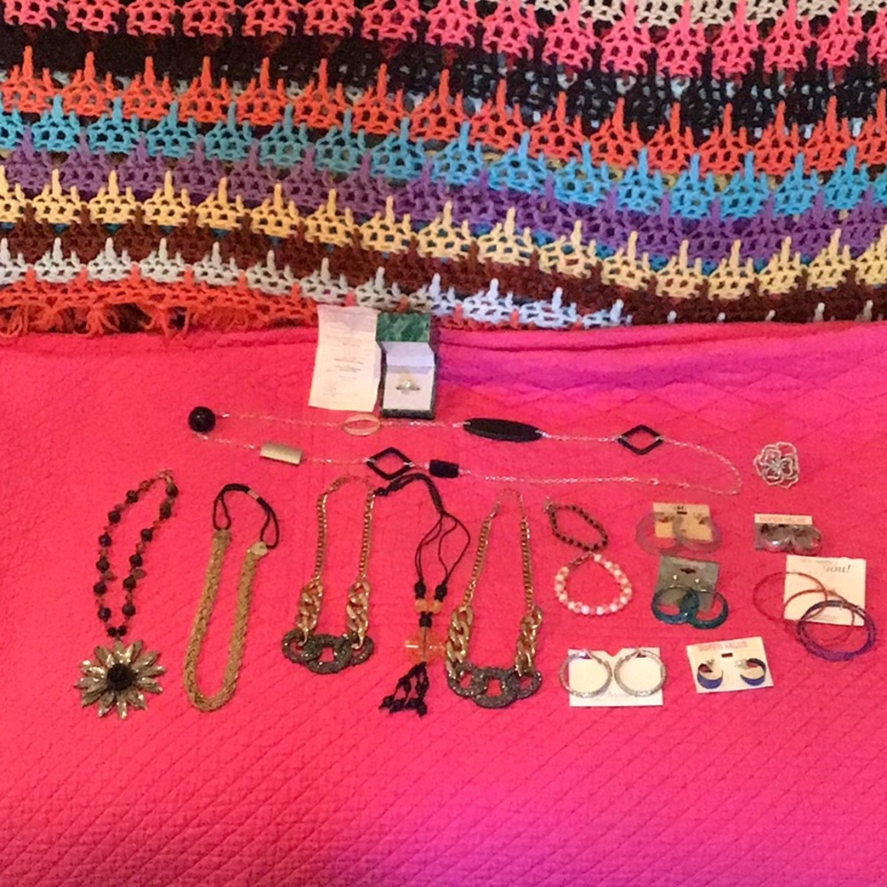 Jewelry Bundle includes a ring from the Suzanne Somers Collection.